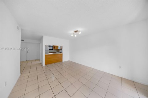 Condominio en venta en Hialeah, Florida, 2 dormitorios, 82.68 m2 № 1986221 - foto 28