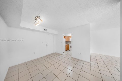 Condominio en venta en Hialeah, Florida, 2 dormitorios, 82.68 m2 № 1986221 - foto 22