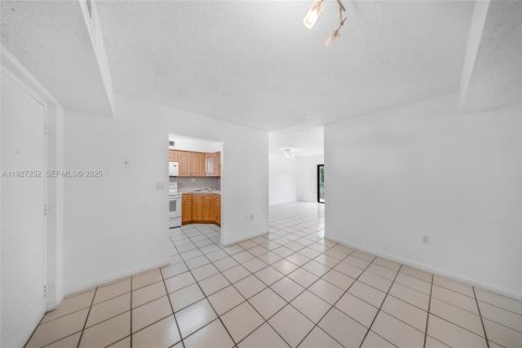 Condominio en venta en Hialeah, Florida, 2 dormitorios, 82.68 m2 № 1986221 - foto 30