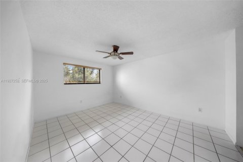 Condominio en venta en Hialeah, Florida, 2 dormitorios, 82.68 m2 № 1986221 - foto 11