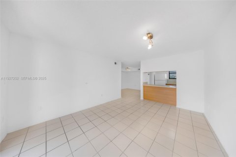 Condominio en venta en Hialeah, Florida, 2 dormitorios, 82.68 m2 № 1986221 - foto 16