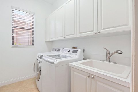 House in Boca Raton, Florida 4 bedrooms, 397.81 sq.m. № 2383252 - photo 18