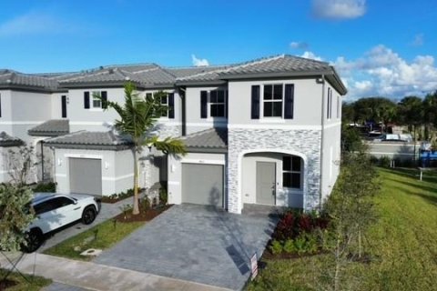 Townhouse in Coral Springs, Florida 4 bedrooms, 172.15 sq.m. № 2077708 - photo 9
