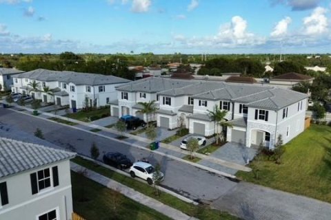 Townhouse in Coral Springs, Florida 4 bedrooms, 172.15 sq.m. № 2077708 - photo 2