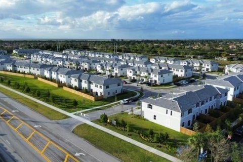 Townhouse in Coral Springs, Florida 4 bedrooms, 172.15 sq.m. № 2077708 - photo 4