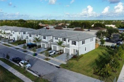 Townhouse in Coral Springs, Florida 4 bedrooms, 172.15 sq.m. № 2077708 - photo 3