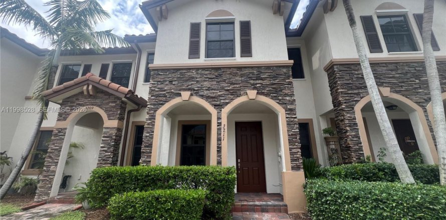 Townhouse in Homestead, Florida 3 bedrooms, 130.25 sq.m. № 2060900
