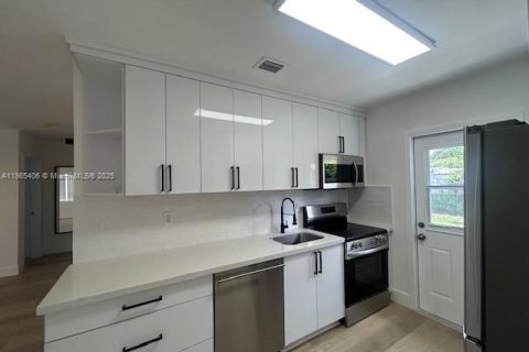 House in Lauderhill, Florida 3 bedrooms № 1893309 - photo 6