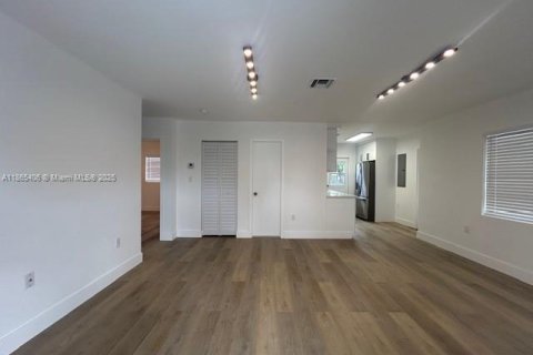House in Lauderhill, Florida 3 bedrooms № 1893309 - photo 3