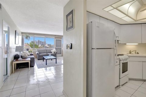 Condo in Hollywood, Florida, 1 bedroom  № 1937642 - photo 8