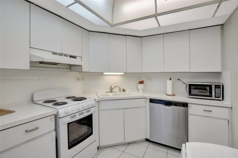 Condo in Hollywood, Florida, 1 bedroom  № 1937642 - photo 9