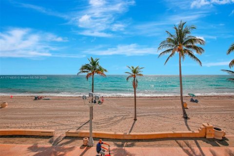 Condominio en venta en Hollywood, Florida, 1 dormitorio, 75.44 m2 № 1937642 - foto 1