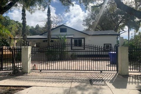 Снять в аренду виллу или дом в Майами, Флорида 2 спальни, 114.46м2, № 1990818 - фото 1