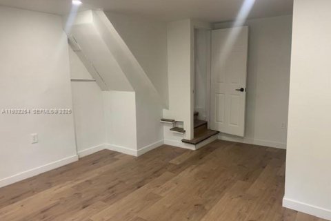 Снять в аренду виллу или дом в Майами, Флорида 2 спальни, 114.46м2, № 1990818 - фото 18