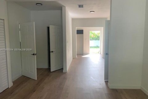 Снять в аренду виллу или дом в Майами, Флорида 2 спальни, 114.46м2, № 1990818 - фото 10