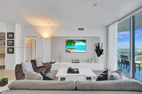 Condo in North Miami Beach, Florida, 3 bedrooms  № 1463452 - photo 1