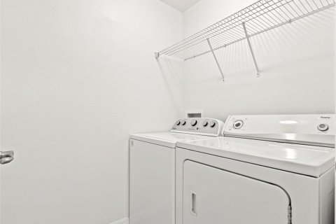 Townhouse in Brandon, Florida 3 bedrooms, 178.09 sq.m. № 2207050 - photo 30