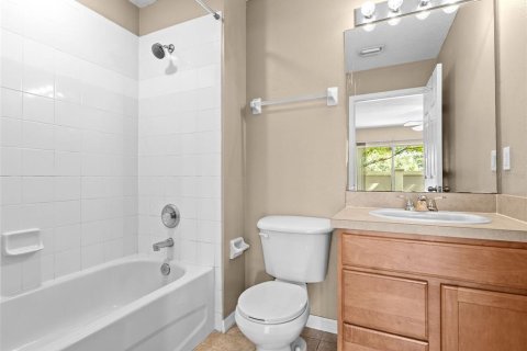 Townhouse in Brandon, Florida 3 bedrooms, 178.09 sq.m. № 2207050 - photo 16