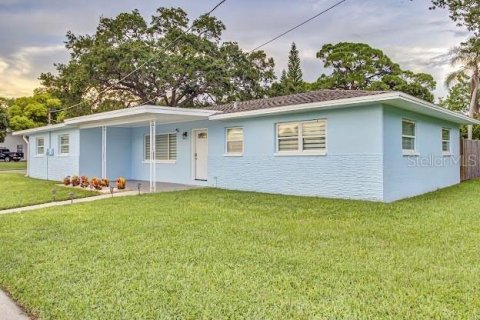 House in Saint Petersburg, Florida 3 bedrooms, 146.97 sq.m. № 2221595