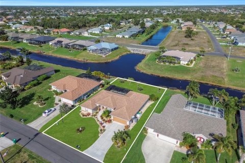 House in Rotonda, Florida 3 bedrooms, 194.35 sq.m. № 2135133