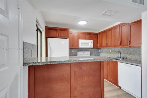 Купить кондоминиум в Майами, Флорида 2 спальни, 90.86м2, № 2085539 - фото 4