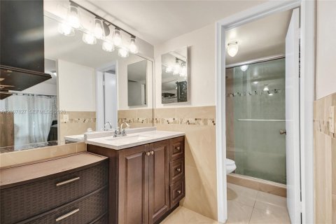 Купить кондоминиум в Майами, Флорида 2 спальни, 90.86м2, № 2085539 - фото 18