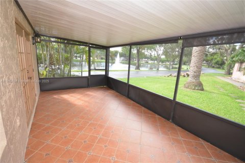 House in Davie, Florida 4 bedrooms, 135.45 sq.m. № 1965920 - photo 5