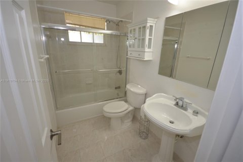 House in Davie, Florida 4 bedrooms, 135.45 sq.m. № 1965920 - photo 20