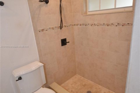 House in Davie, Florida 4 bedrooms, 135.45 sq.m. № 1965920 - photo 15