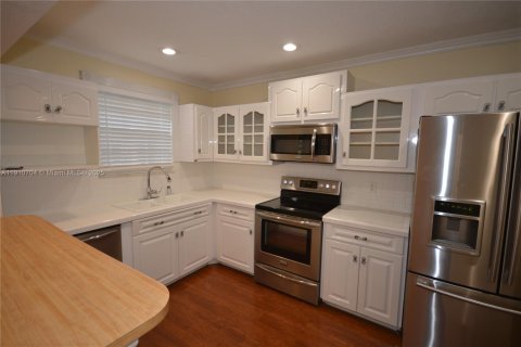 House in Davie, Florida 4 bedrooms, 135.45 sq.m. № 1965920 - photo 12