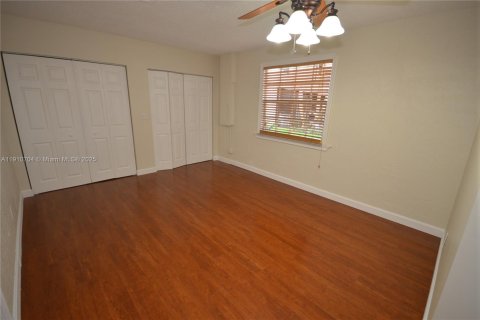 House in Davie, Florida 4 bedrooms, 135.45 sq.m. № 1965920 - photo 21