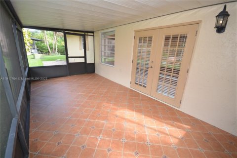 House in Davie, Florida 4 bedrooms, 135.45 sq.m. № 1965920 - photo 6
