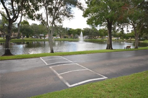 House in Davie, Florida 4 bedrooms, 135.45 sq.m. № 1965920 - photo 3