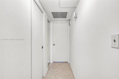 Condo in Coconut Creek, Florida, 2 bedrooms  № 1693294 - photo 20