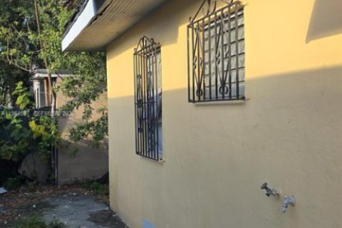 Commercial property in Miami, Florida 140.1 sq.m. № 2025964