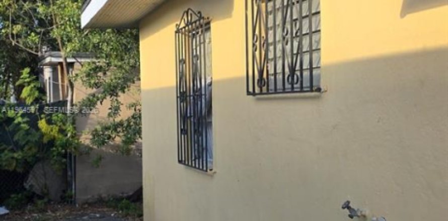 Commercial property in Miami, Florida 140.1 sq.m. № 2025964