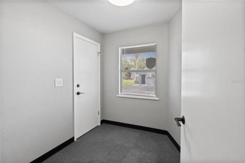 Immobilier commercial à louer à Clermont, Floride: 418.06 m2 № 2105415 - photo 6