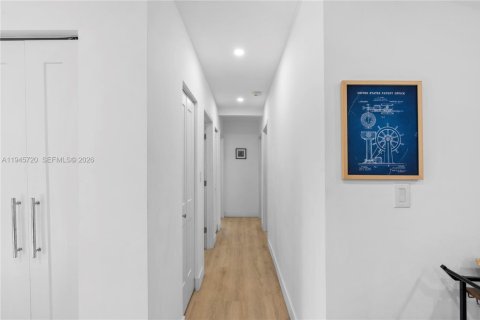 House in Miami, Florida 5 bedrooms, 171.87 sq.m. № 2002713 - photo 6