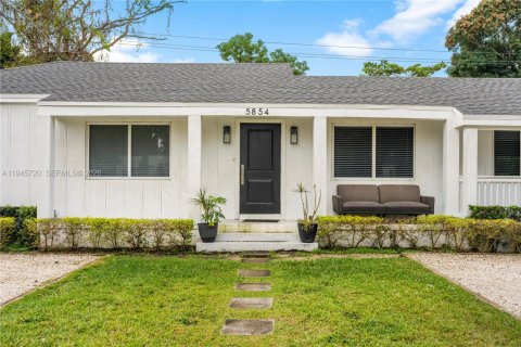 House in Miami, Florida 5 bedrooms, 171.87 sq.m. № 2002713