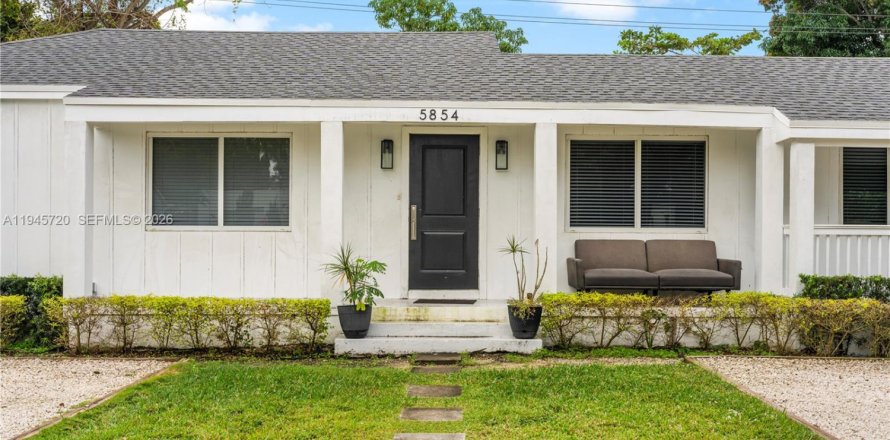 House in Miami, Florida 5 bedrooms, 171.87 sq.m. № 2002713