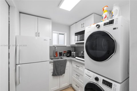 House in Miami, Florida 5 bedrooms, 171.87 sq.m. № 2002713 - photo 14