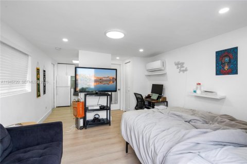 House in Miami, Florida 5 bedrooms, 171.87 sq.m. № 2002713 - photo 12