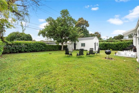 House in Miami, Florida 5 bedrooms, 171.87 sq.m. № 2002713 - photo 4