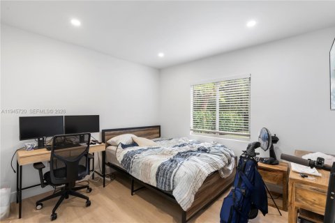 House in Miami, Florida 5 bedrooms, 171.87 sq.m. № 2002713 - photo 10