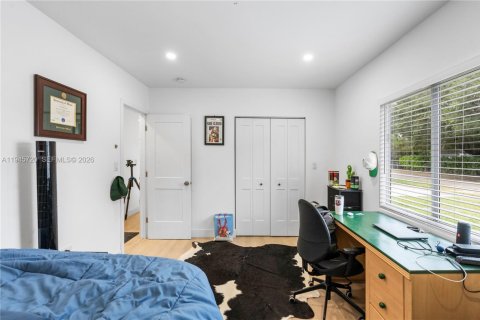 House in Miami, Florida 5 bedrooms, 171.87 sq.m. № 2002713 - photo 11