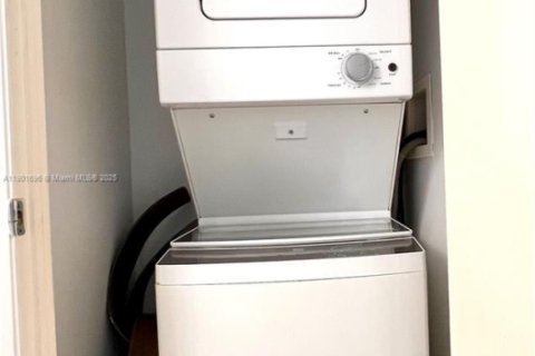 Condominio en alquiler en Miami, Florida, 1 dormitorio, 77.85 m2 № 1953567 - foto 13