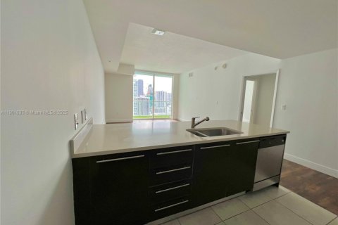 Condominio en alquiler en Miami, Florida, 1 dormitorio, 77.85 m2 № 1953567 - foto 1