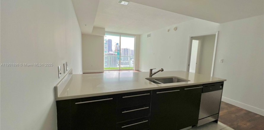 Condominio en Miami, Florida, 1 dormitorio  № 1953567