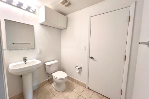 Condominio en alquiler en Miami, Florida, 1 dormitorio, 77.85 m2 № 1953567 - foto 12