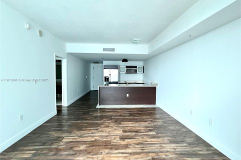 Condominio en alquiler en Miami, Florida, 1 dormitorio, 77.85 m2 № 1953567 - foto 2